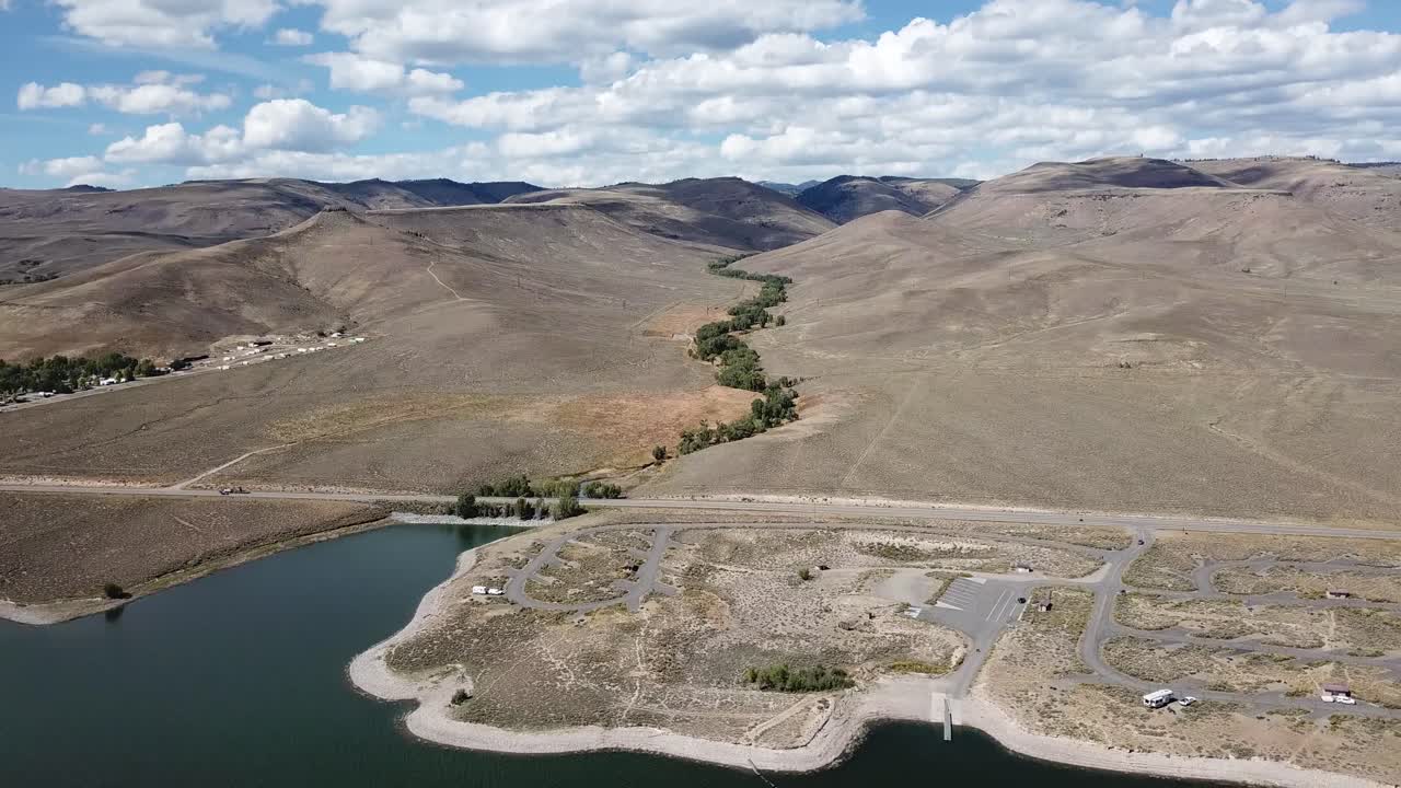 hermoso dron aéreo 4k disparó a un lago de cielo azul en nevada dolly en