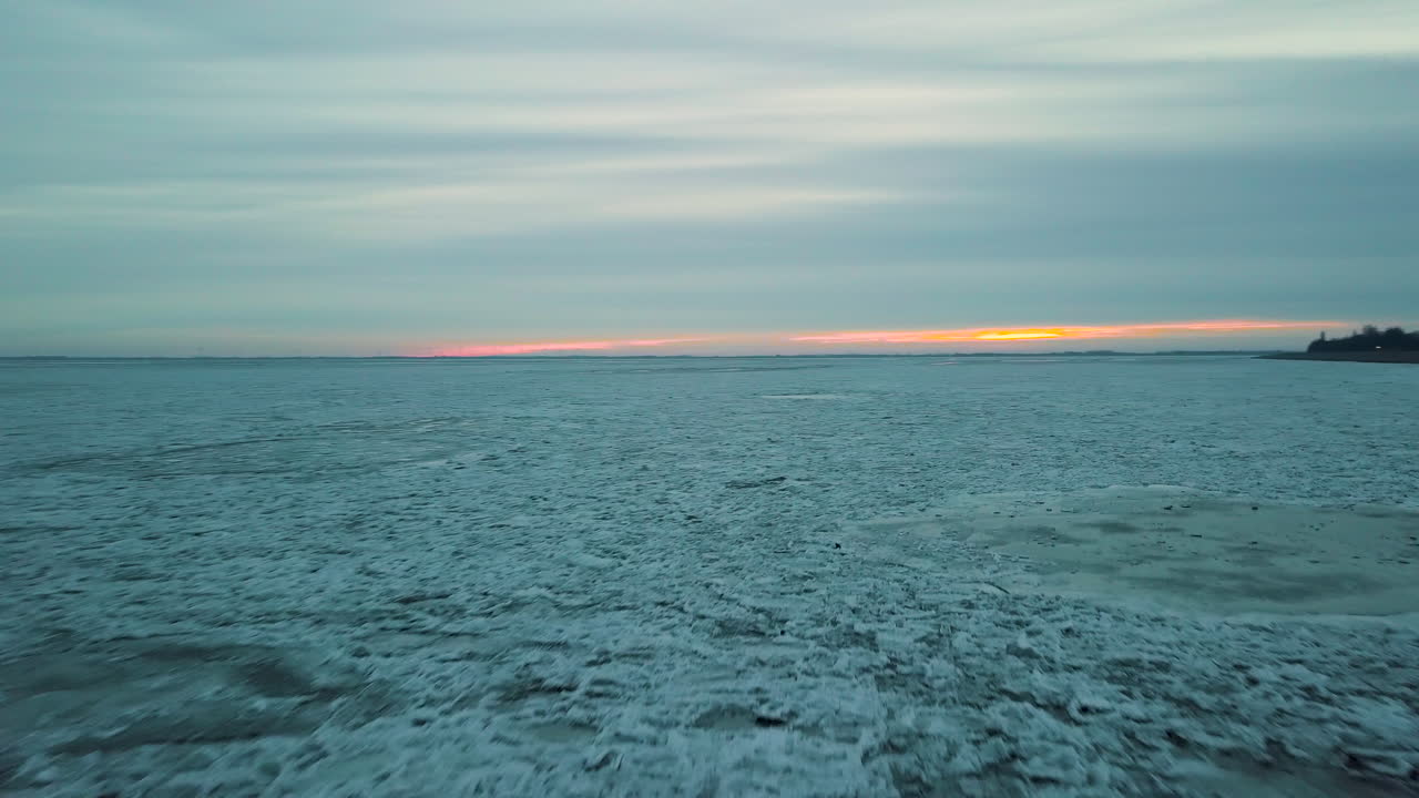 일몰 동안 겨울에 하얀 시골 지형 - 낮은 공중
