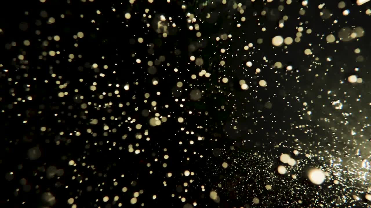 aspecto creativo, mágico y misterioso de burbujas doradas bajo el agua con aspecto y aplicación bokeh.