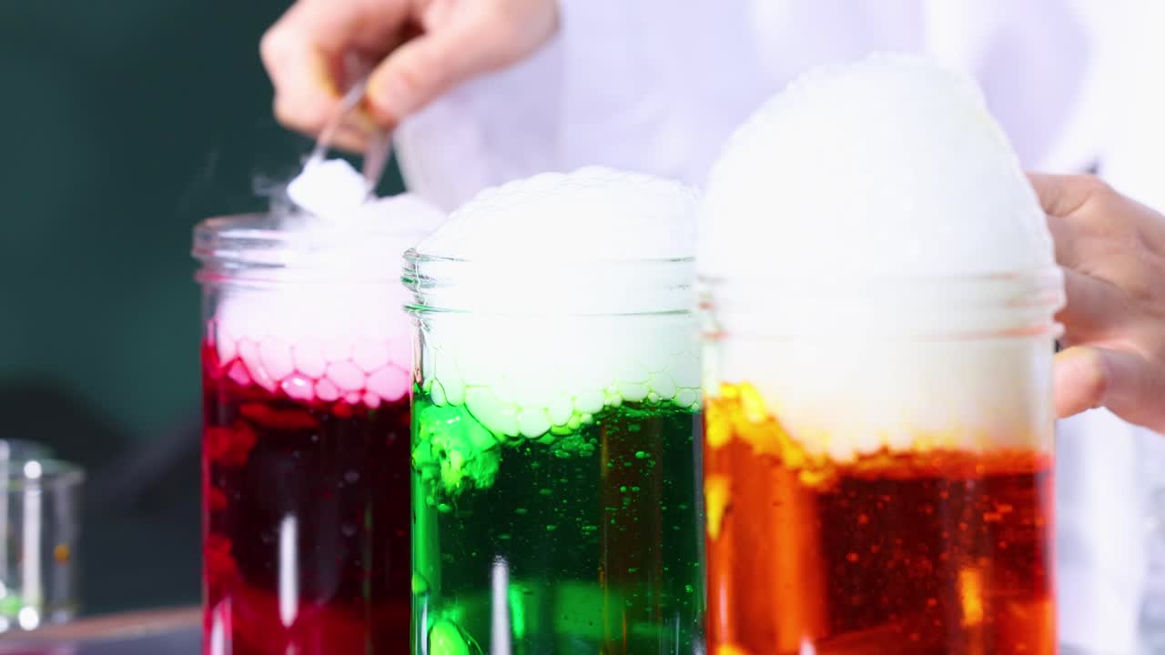 과학 실험 도중 항아리 에 걱거리는 액체