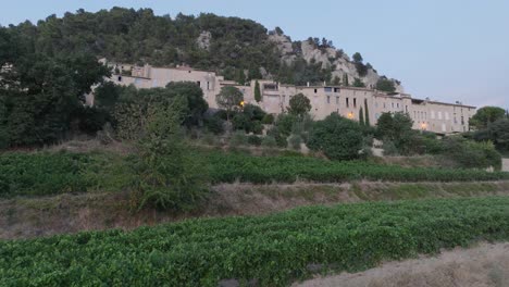 dron strzelany z powietrza vaucluse provence seguret średniowieczne miasto winnice zachód słońca francja