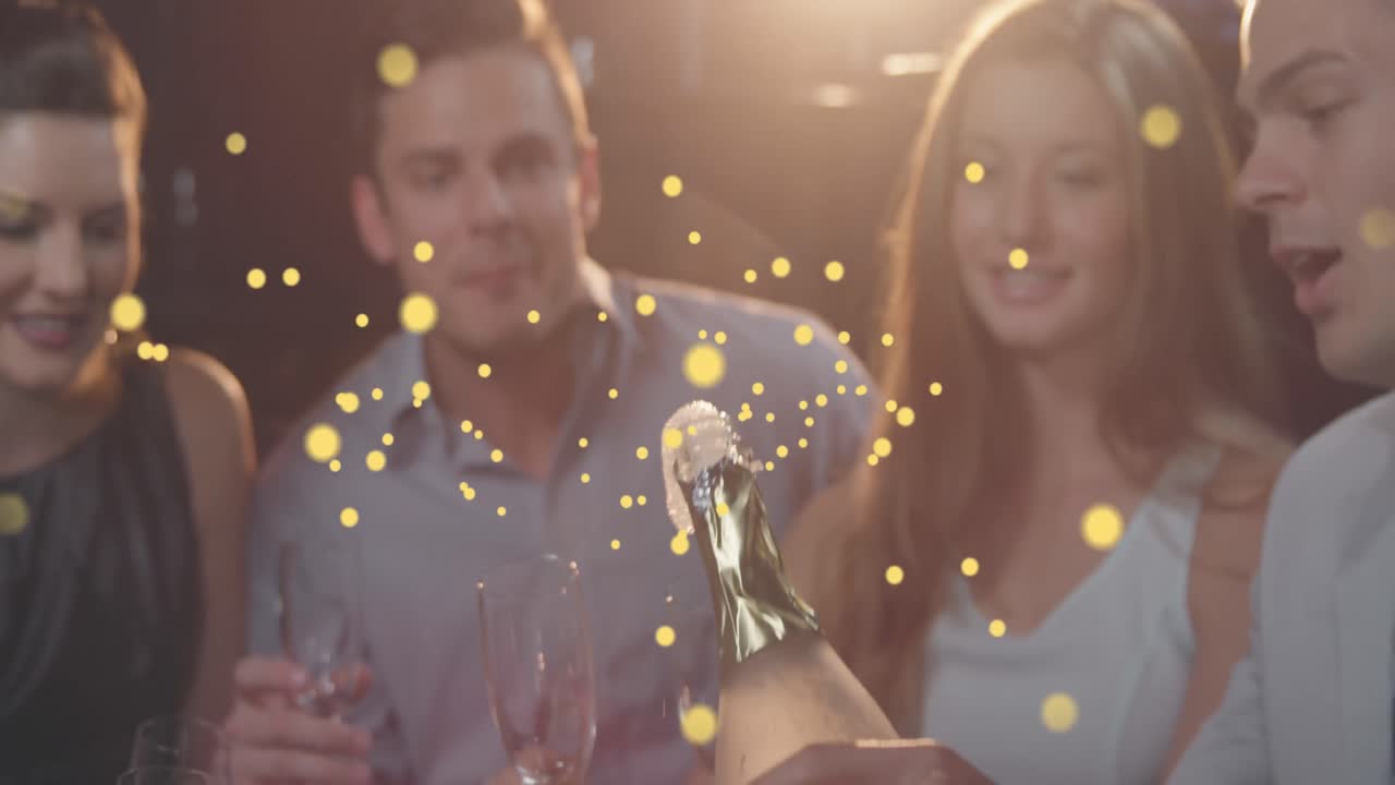 Animazione di punti luce su amici di diverse etnie in un bar