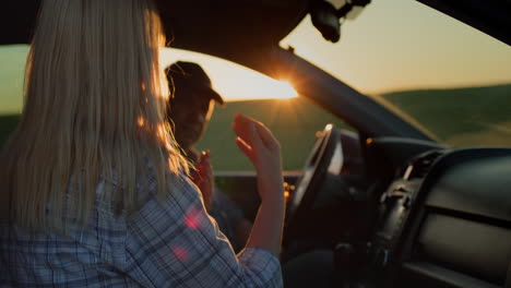 Woman-and-man-intensively-discussing-in-the-car