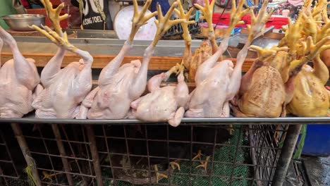 pollos exhibidos en un bullicioso puesto de mercado