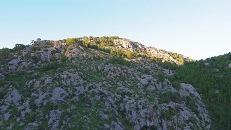 Altas-Montañas-Rocosas-Y-Verdes,-Imágenes-Aéreas-De-Drones,-Mallorca,-Mallorca