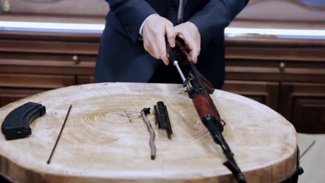 el desmontaje de un rifle ak-47