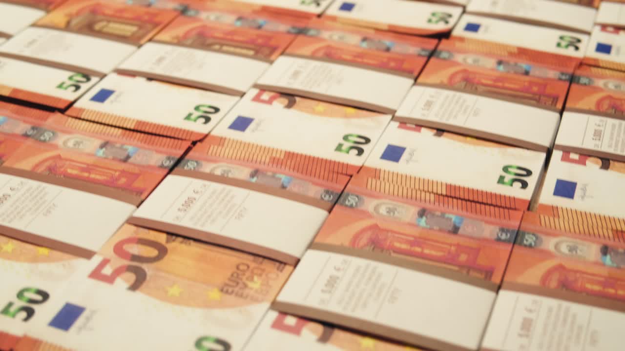 Stapel von Dollar- und Euro-Banknoten, Geldscheine zählen. Spezialisierter Polizist zählt Dollar- und Euro-Banknoten im Kriminallabor mit Maschine. Ausgezahltes Geld, Bitcoin-Umtausch, Haus- oder Wohnungskauf bei der Bank.