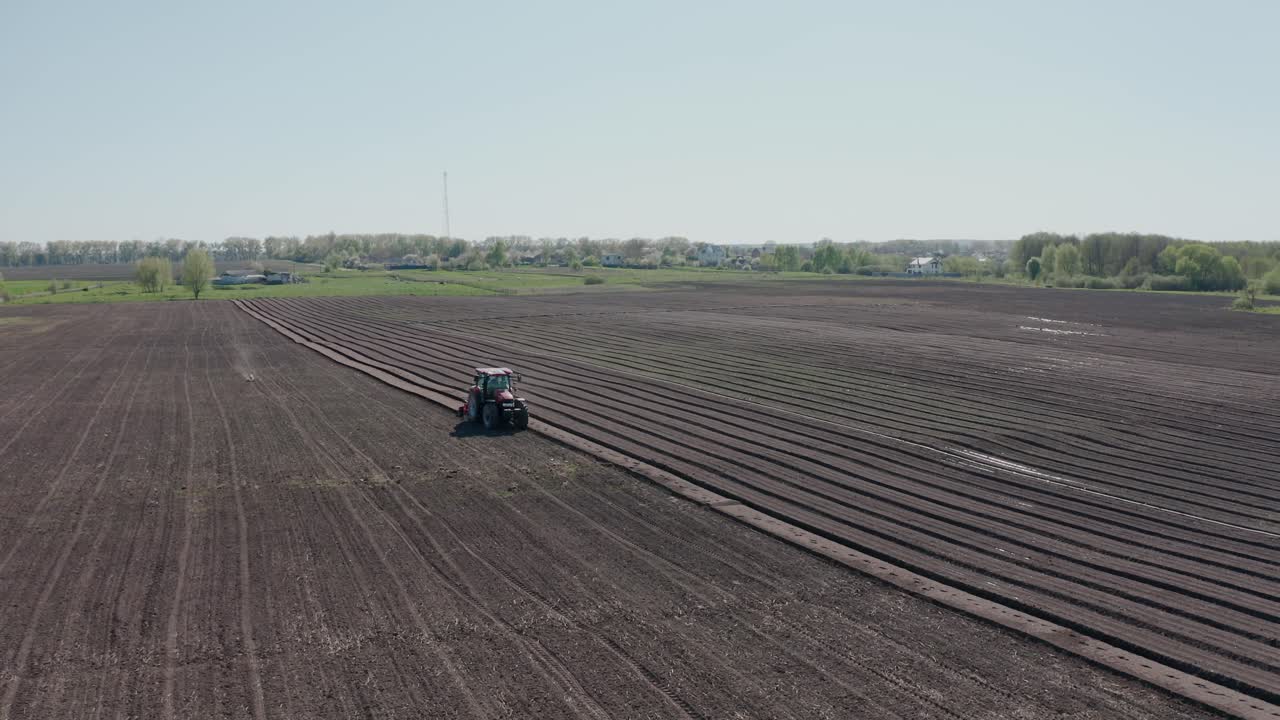 un tractor con cuchillas corta agujeros para preparar el campo antes de plantar. maquinaria agrícola.