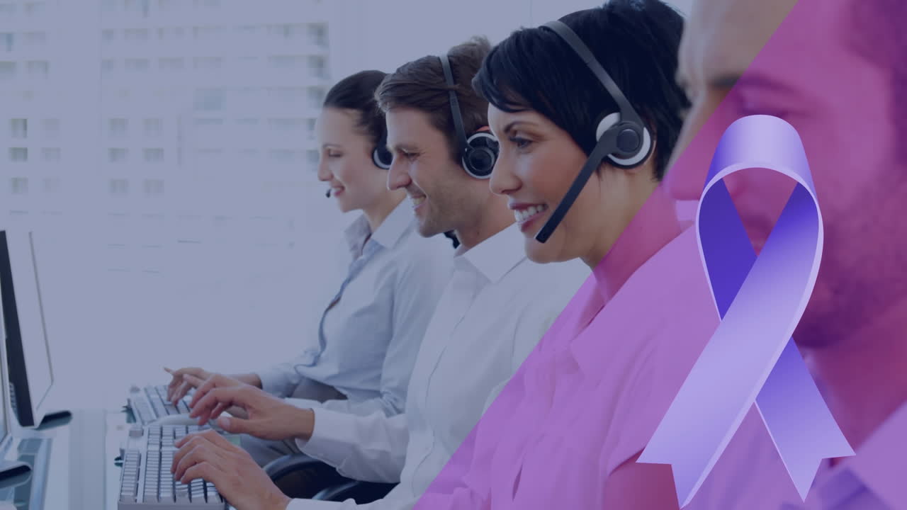 animación de cinta violeta sobre diversos trabajadores del centro de llamadas