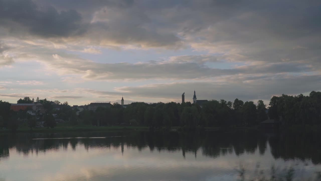 체코 공화국 여행, 황혼, 핸드헬드, 낮에 창밖 풍경을 바라보며