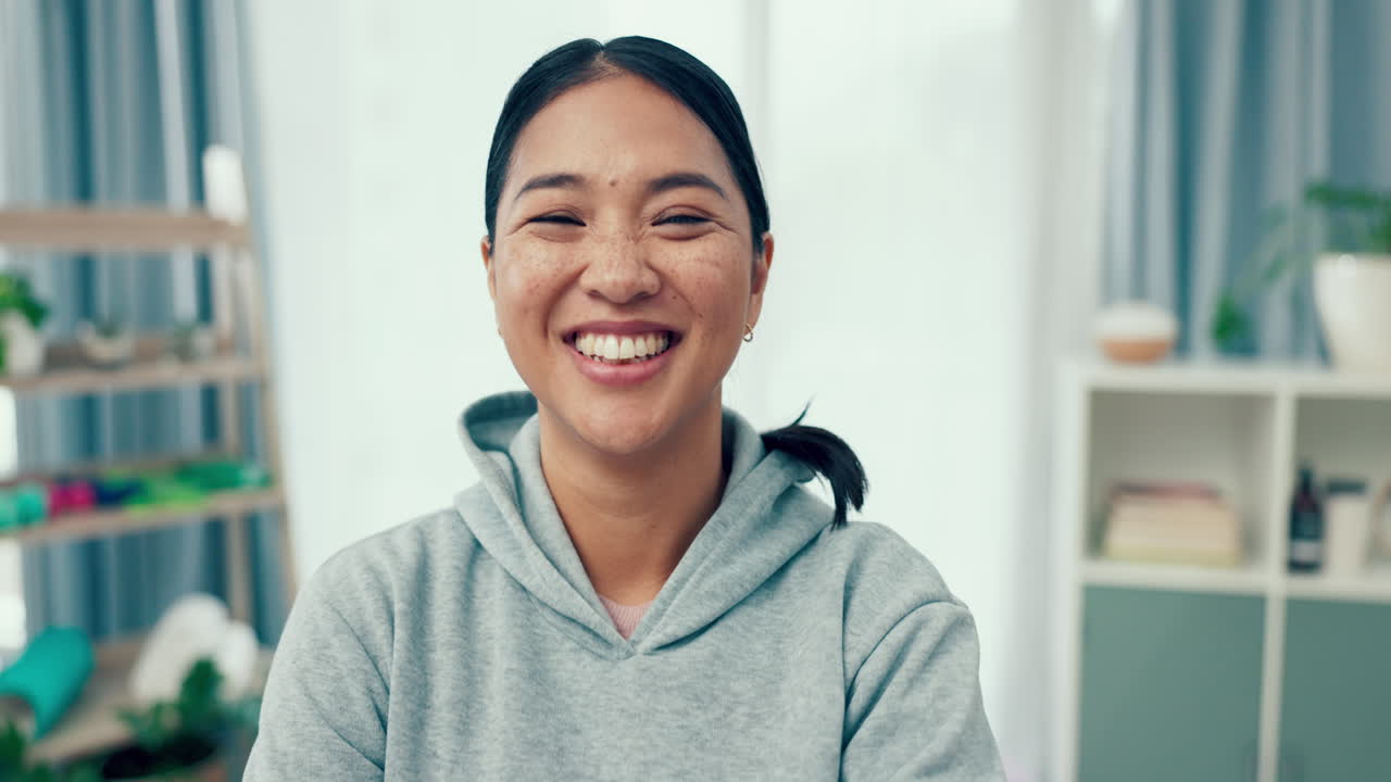 행복한 얼굴과 가정 사무실의 여성