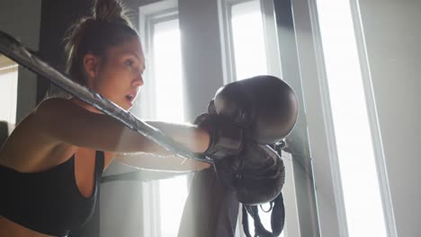 video de una mujer caucásica en forma y cansada descansando después de entrenar en el gimnasio