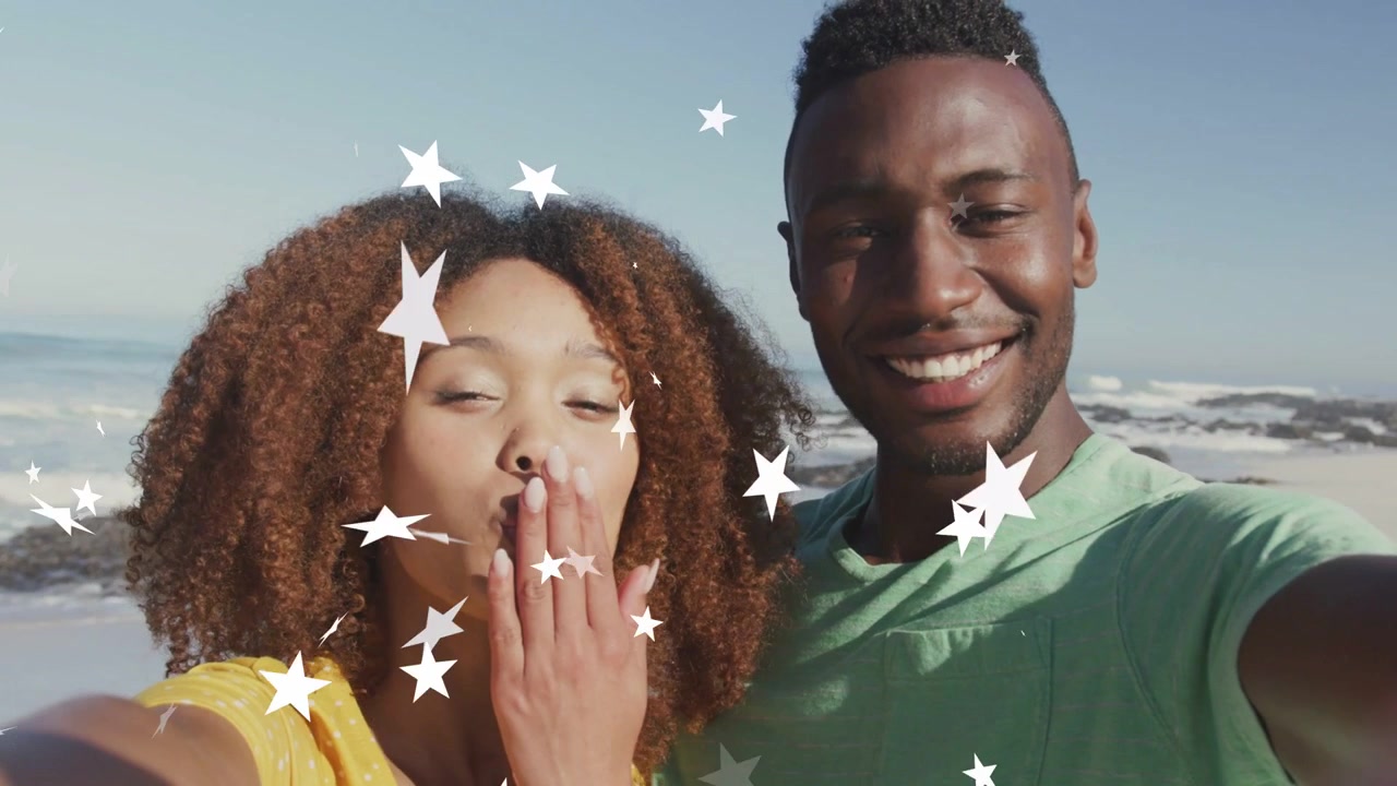 Man met telefoon start sterrenoverlay die over gezichten gaat, vrouw blaast kusjes voor makers.