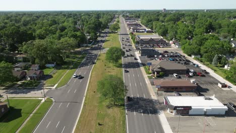 Tráfico-Del-Vecindario-De-Dearborn,-Michigan-Con-Video-Estable-De-Drones