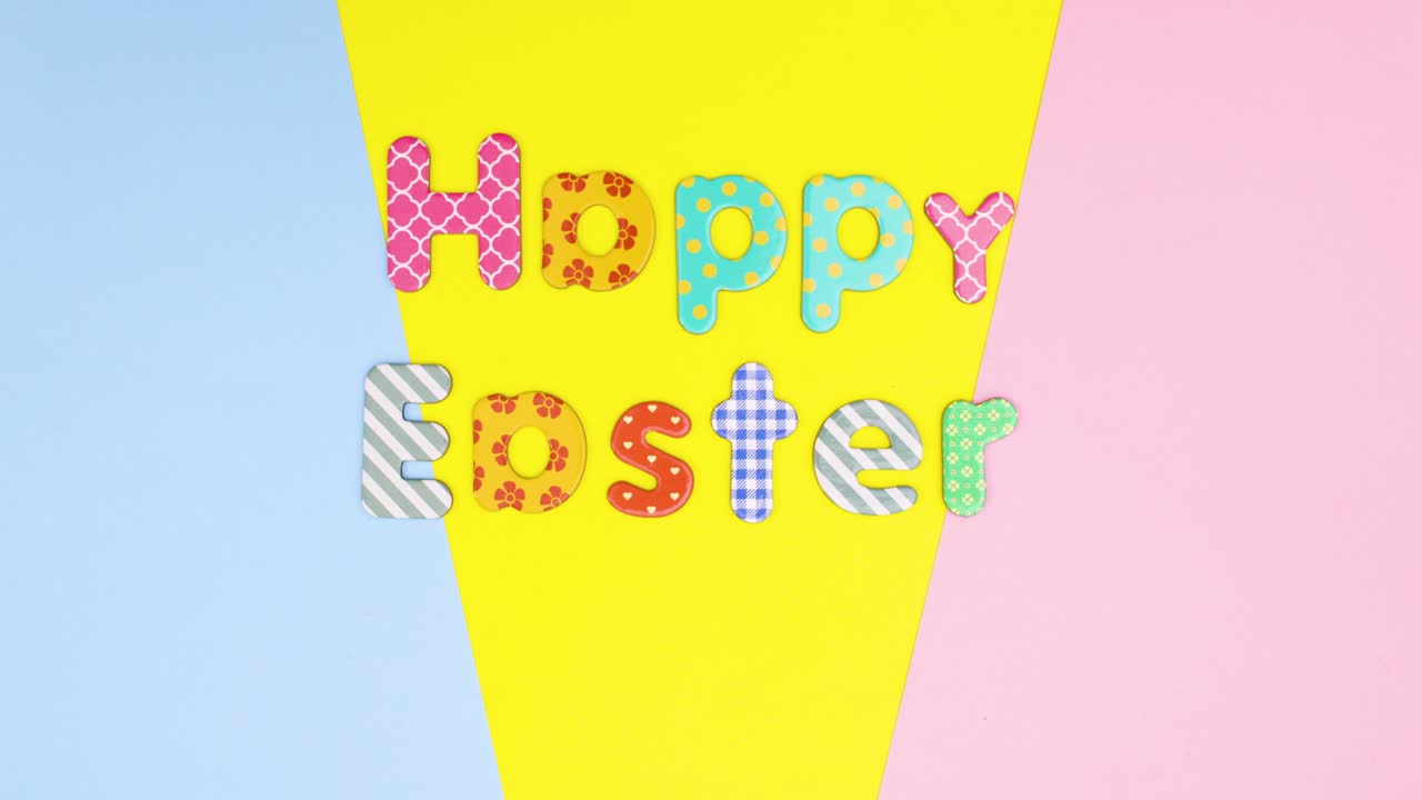 Uova di Pasqua appaiono su un tema pastello con la scritta "Buona Pasqua". Stop motion