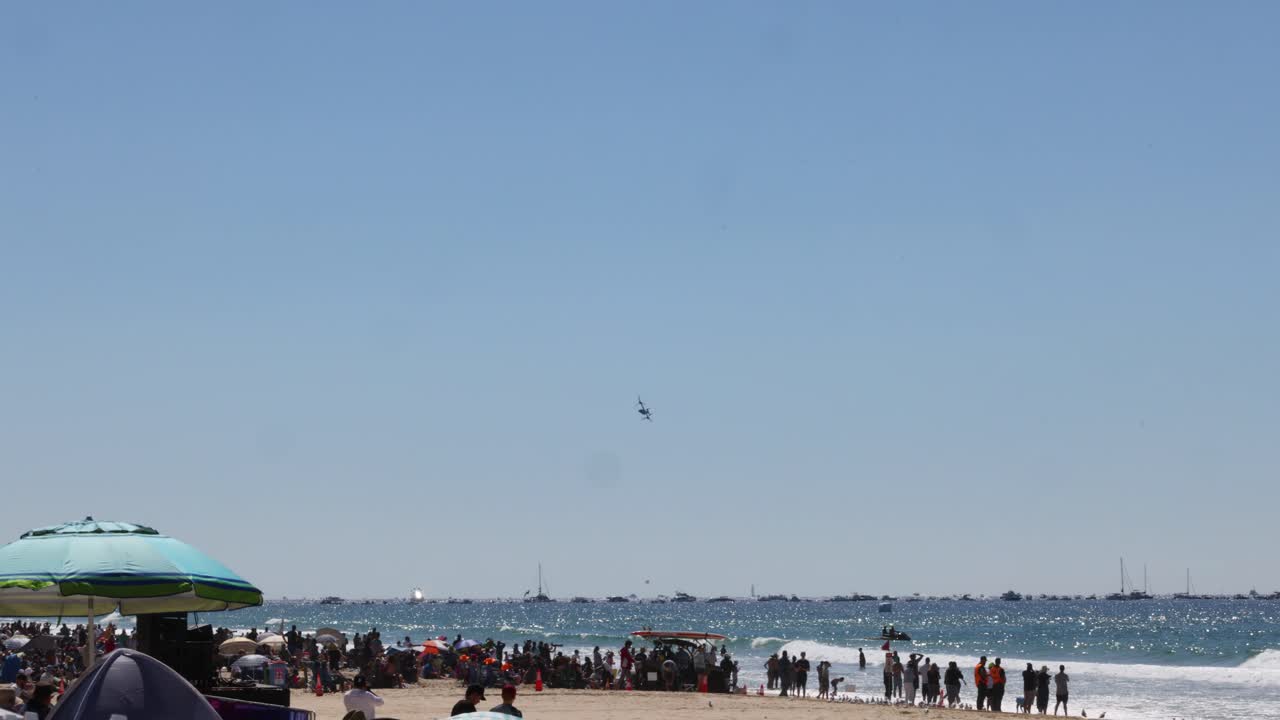 바다 위 를 날아다니는 헬리터 와 함께 비는 해변 장면