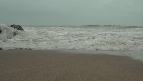 Fuertes-Olas-Rompiendo-En-La-Orilla-De-Una-Playa-Con-Cielo-Invernal-Durante-El-Día