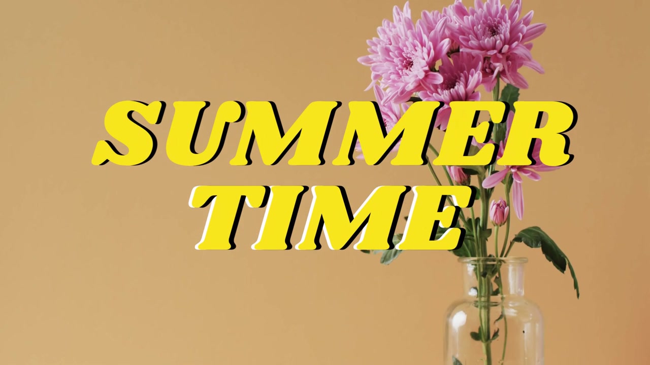 En reproducción, el título 'SUMMER TIME' sosteniendo un ramo rosa deslizándose desde la derecha, revelando un jarrón para promoción.