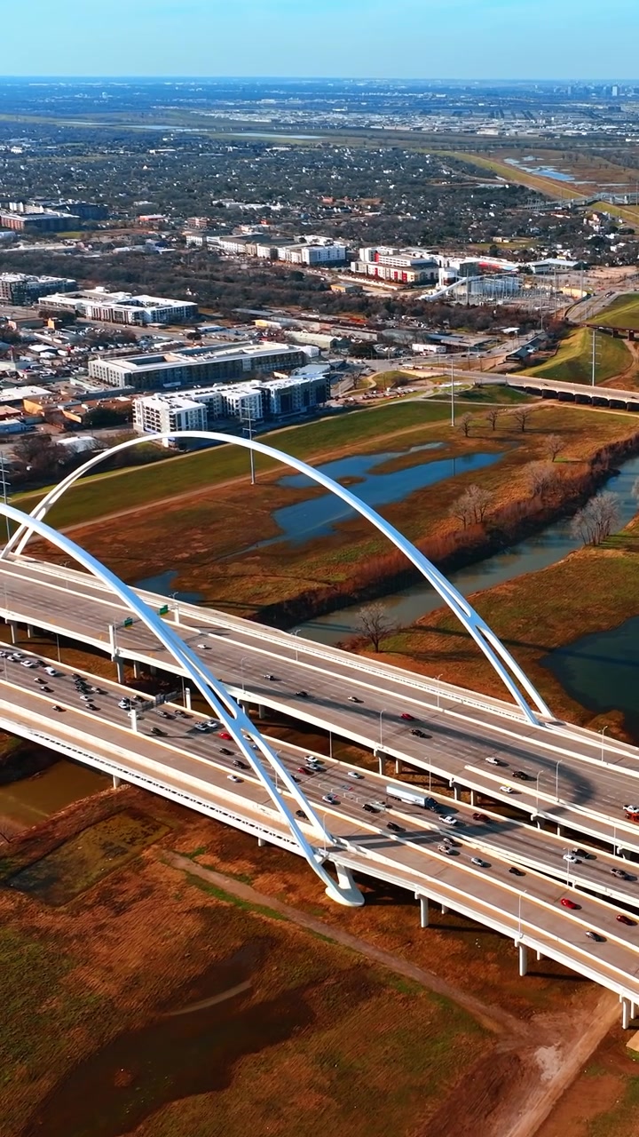 Druk verkeer op de snelwegen van de Margaret McDermott Bridge. Uptown van Dallas, Texas, VS vanuit vogelperspectief. Verticale video