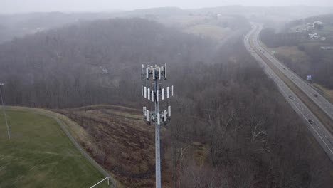 órbita de drones disparada alrededor de una torre de radio en la nieve