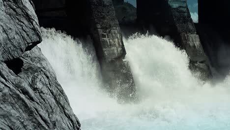 Agua-Espumosa-En-La-Central-Hidroeléctrica-1