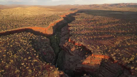 Intersección-Del-Cañón-En-Dales-Gorge-Durante-La-Puesta-De-Sol-En-El-Parque-Nacional-Karijini-En-Australia-Occidental,-Gran-Altitud-Aérea