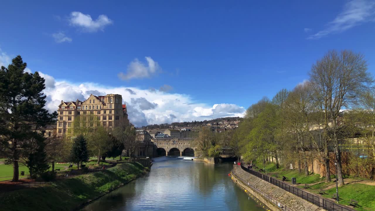 vista desde el sur del hotel empire cerca del puente pulteney sobre el río avon en bath, inglaterra: inclinación hacia abajo, toma reveladora