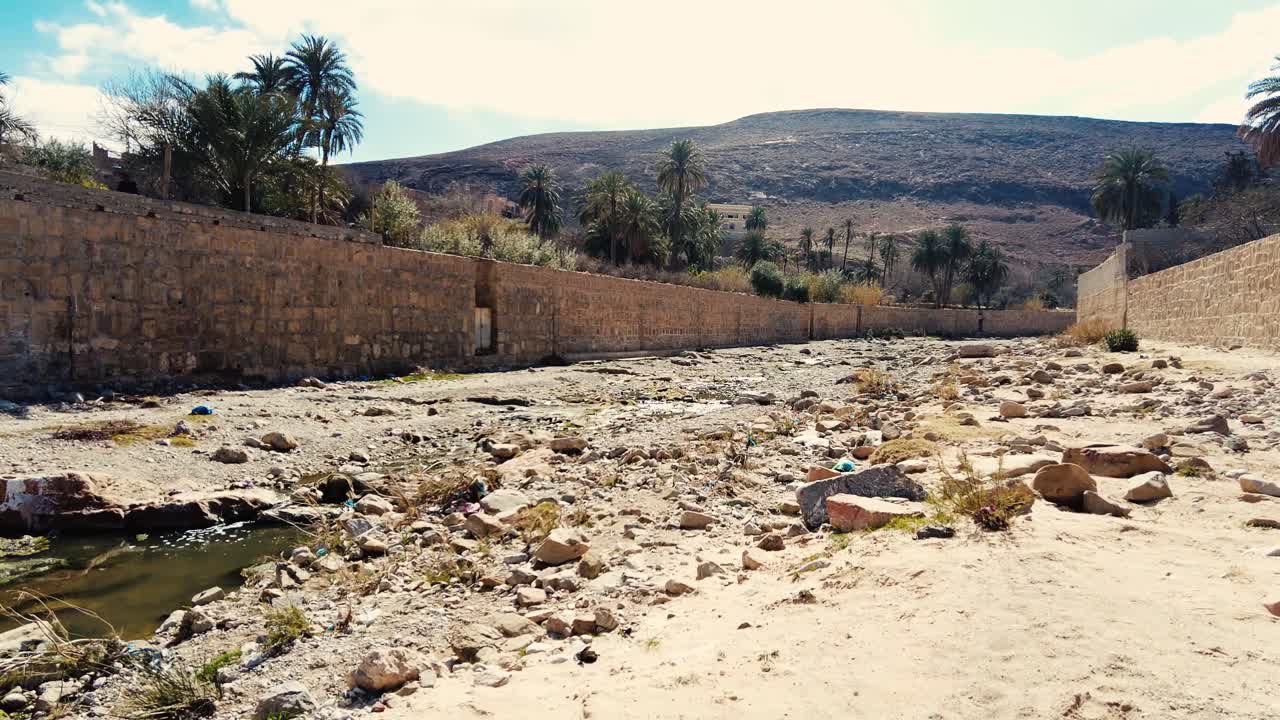 Muro di pietra e argilla in un antico villaggio nel cuore del deserto con case in stile arabo.