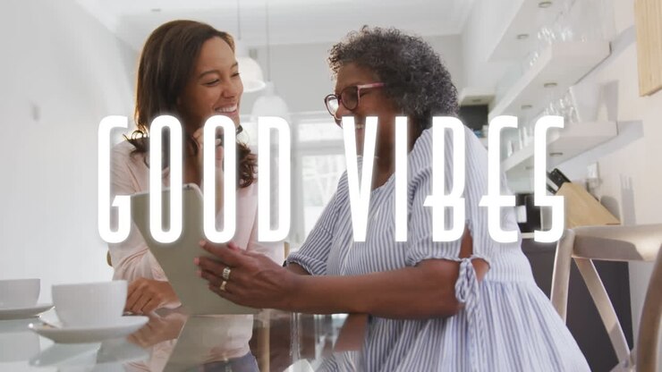Animazione del testo "good vibes" sopra due donne che usano un tablet e sorridono a casa.