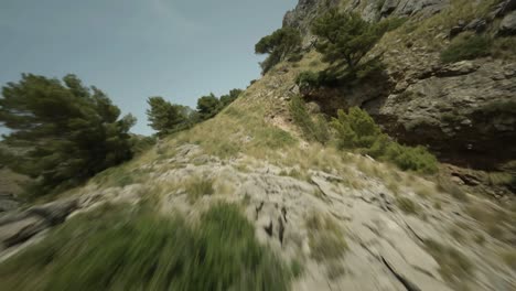 fpv drone disparó sobre un increíble acantilado rocoso a lo largo de la playa con hermosa agua de mar de color turquesa en un día soleado