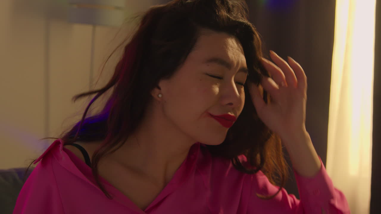 집 파티에서 술을 마신 후 소파에서 깨어난 여성은 숙취로 고통받고 있습니다.