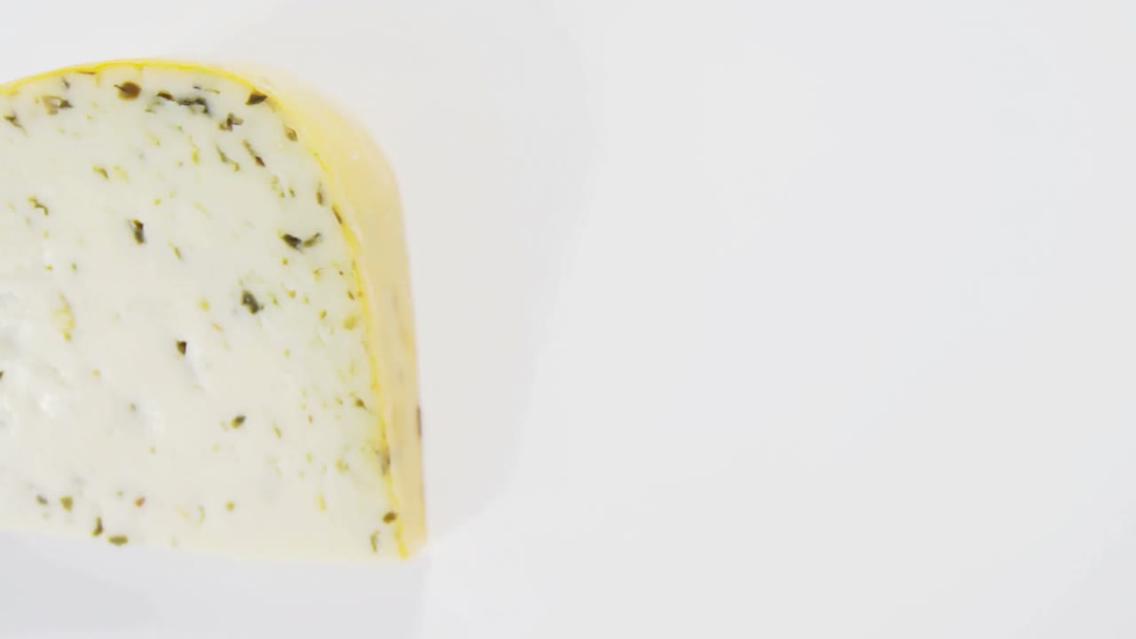 una rebanada de queso sobre un fondo blanco