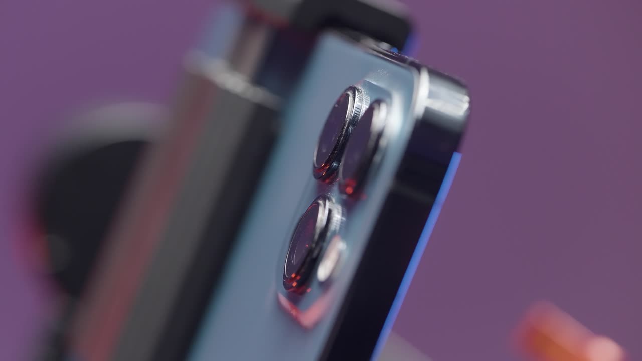 primer plano de un teléfono inteligente con múltiples lentes