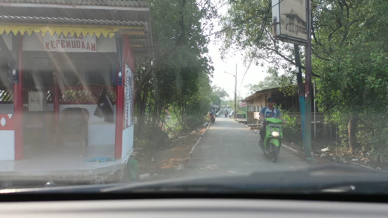 해안 마을 다리와 도로