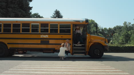 La-Madre-Acompaña-Al-Pequeño-Hijo-Al-Transporte-Escolar.-Niño-De-Escuela-Subiendo-Al-Autobús-Amarillo.