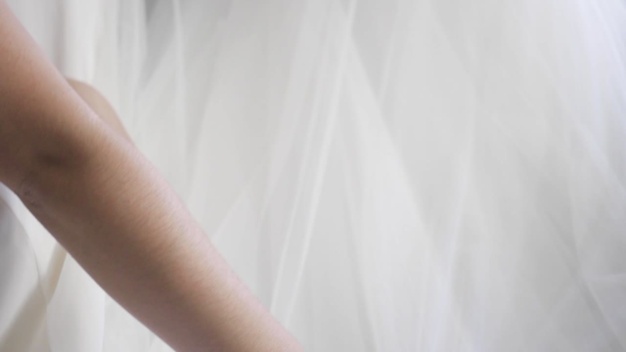 신부 의 옷 을 정리 하는 데 도움 이 되는 신부