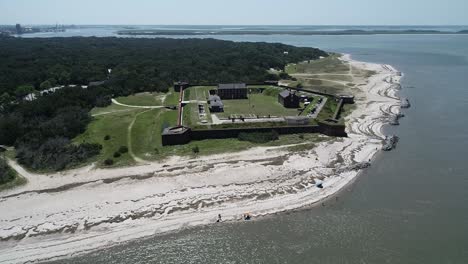 fort clinch state park sobrevolando el fuerte en un tranquilo y soleado día de verano