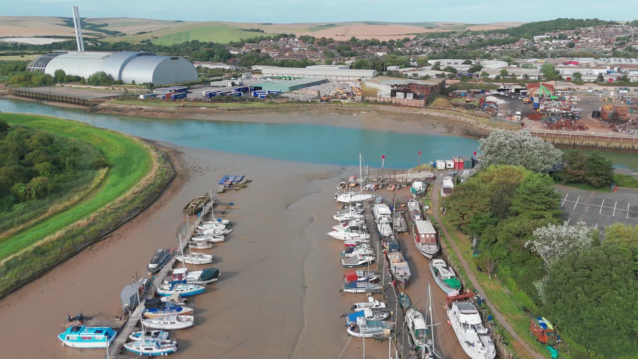 영국 뉴헤이븐 타운의 마리나에 있는 영국 해변의 조류 반류 어선