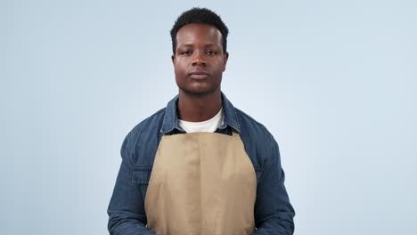feliz, hombre negro y retrato con los brazos cruzados