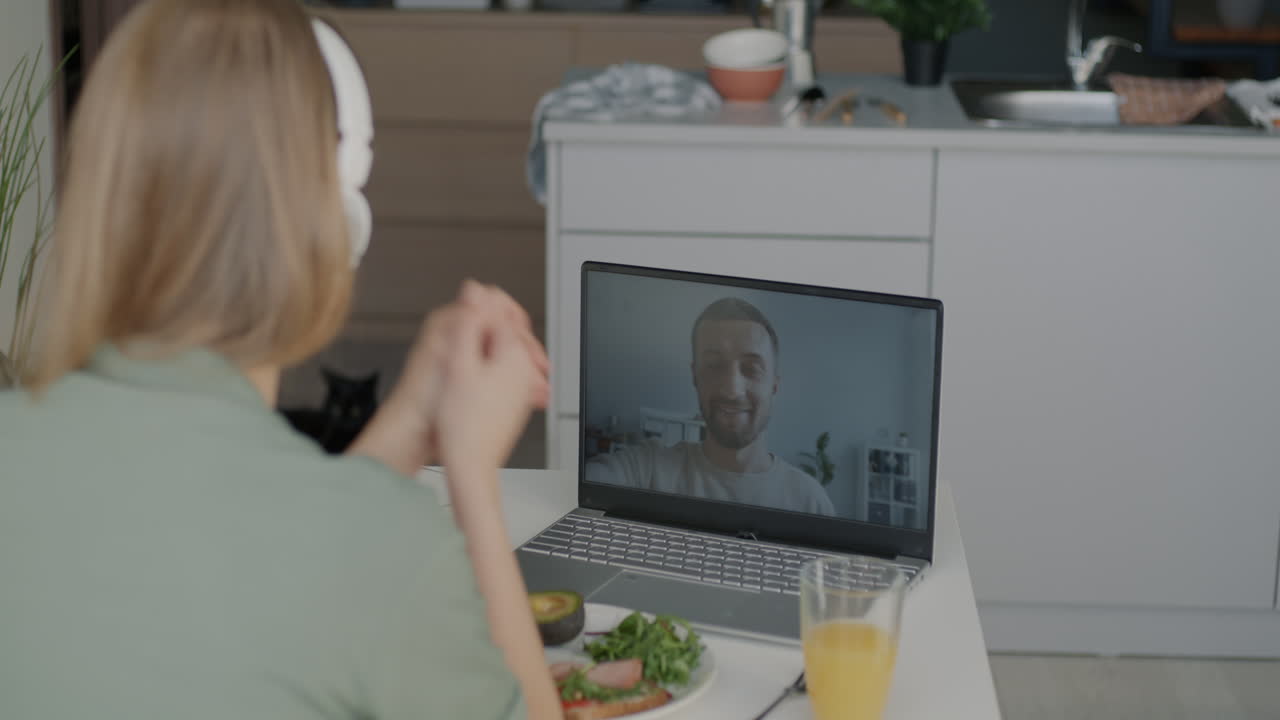 Videochiamata con il partner durante la colazione.