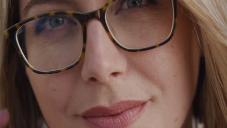 retrato de cerca de una mujer hermosa con gafas feliz