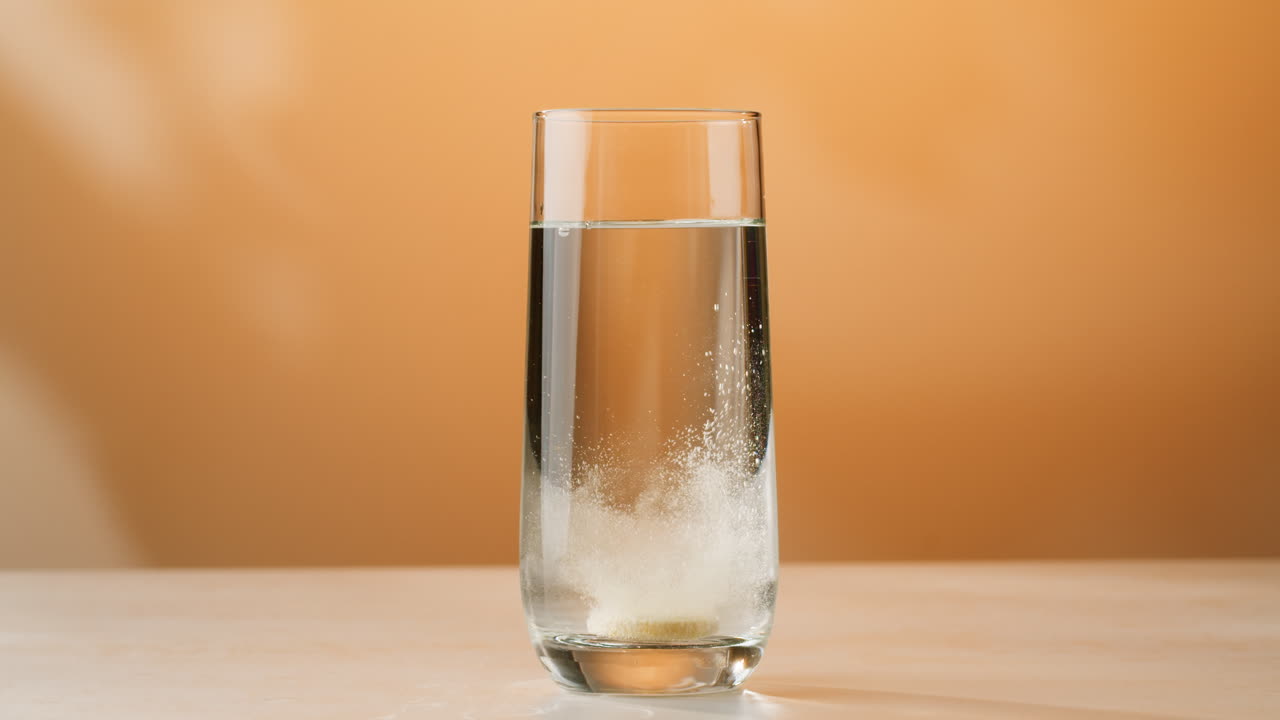 물에 태블릿을 용해하는 것