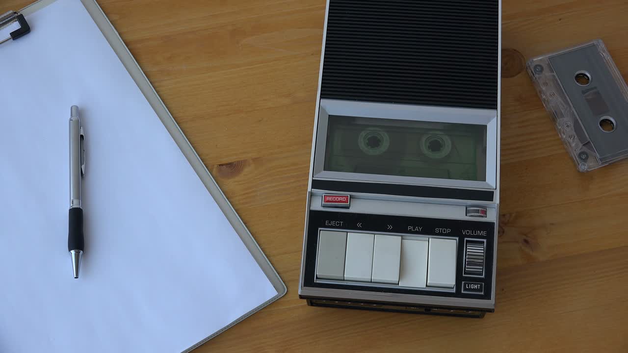 Audiokazeta přehrávající se ve vintage přehrávači