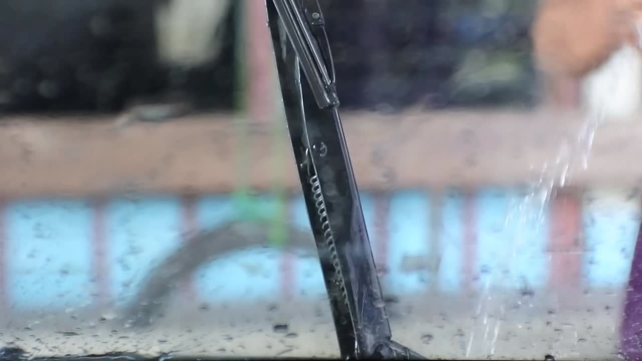 água corrente molha toda a superfície do vidro