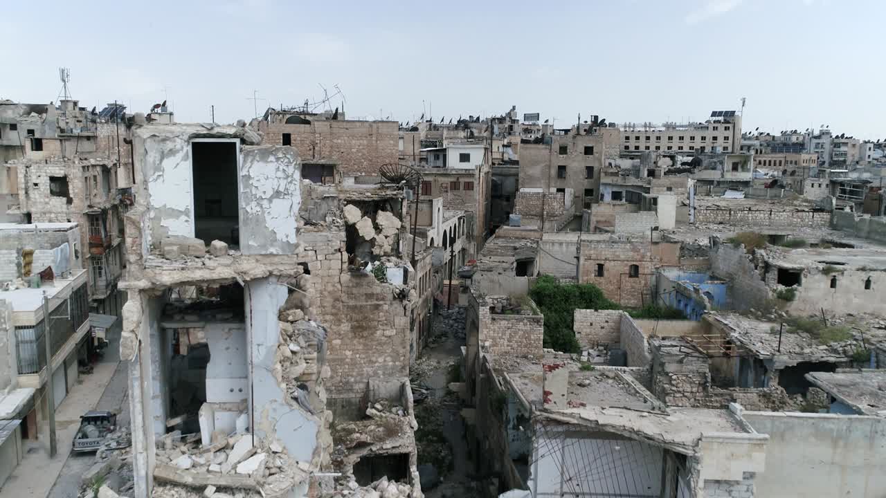 vista aérea de edifícios de aleppo, na síria, 10 anos após a guerra civil. podemos ver ruínas de edifícios destruídos após bombardeios.
