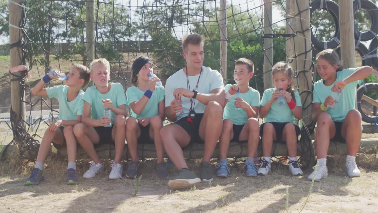grupo de chicos y chicas caucásicos en el campamento de entrenamiento juntos