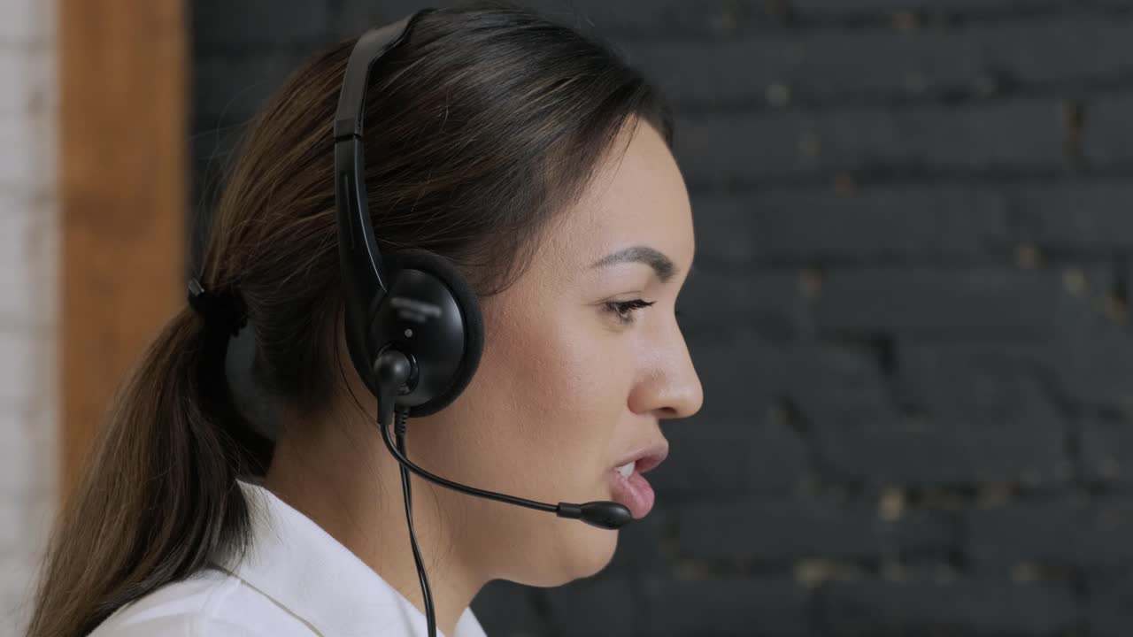 미소 짓는 여성 콜 센터 운영자, 고객 지원 에이전트 헤드을 착용 고객 온라인 상담, 노트북에서 타이핑, 인터넷 컴퓨터 채팅, 헬프 라인 운영자 비서 회의 비디오 통화를