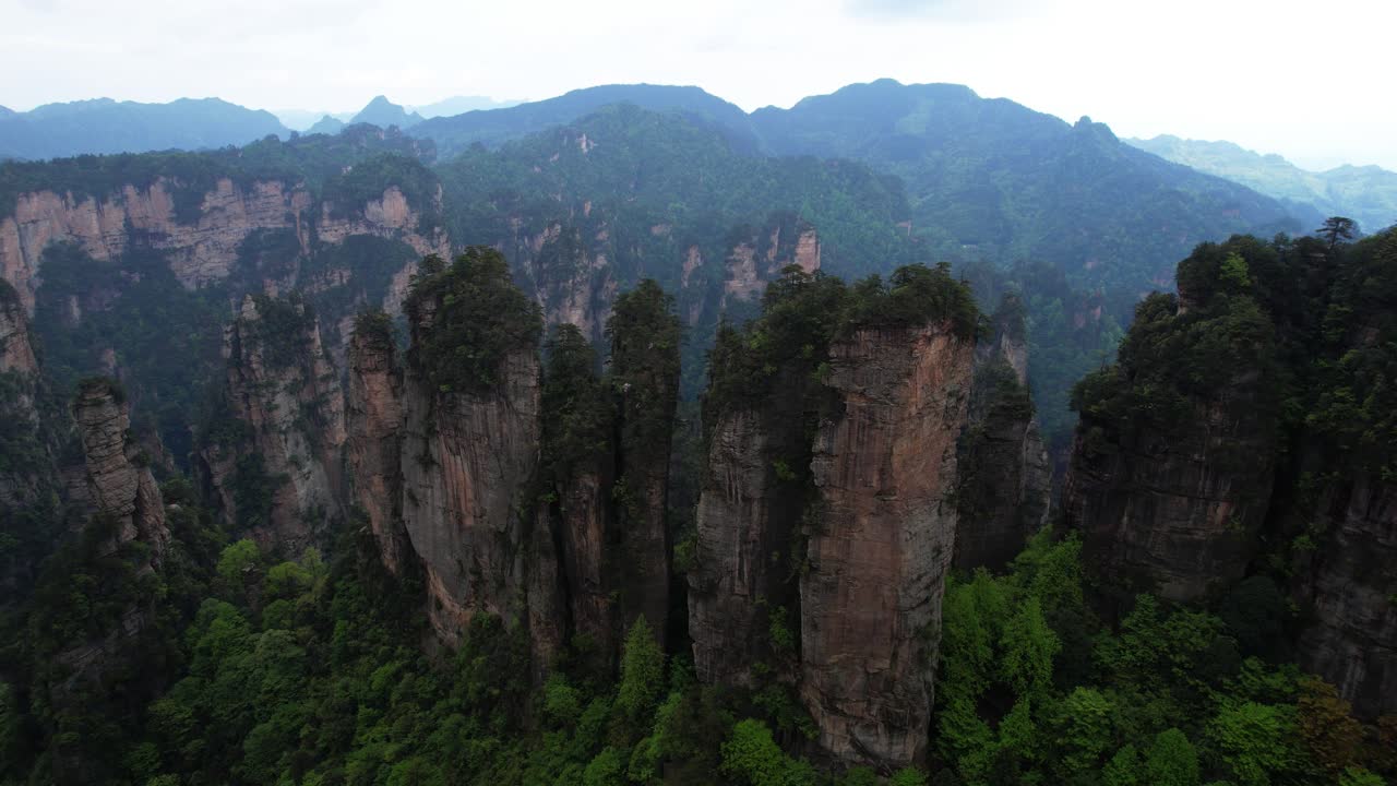 drone volando hacia adelante sobre el pico de los cinco dedos en la aldea de huangshi en el parque forestal nacional de zhangjiajie, china