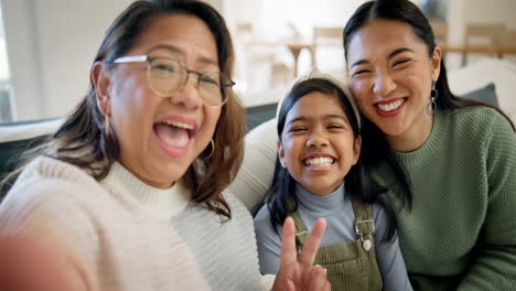 Selfie,-peace-sign-or-happy-kid