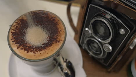 Zucker-In-Den-Kaffee-Gießen-Und-Umrühren